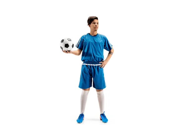 Joven chico en forma con pelota de fútbol de pie aislado en blanco — Foto de Stock