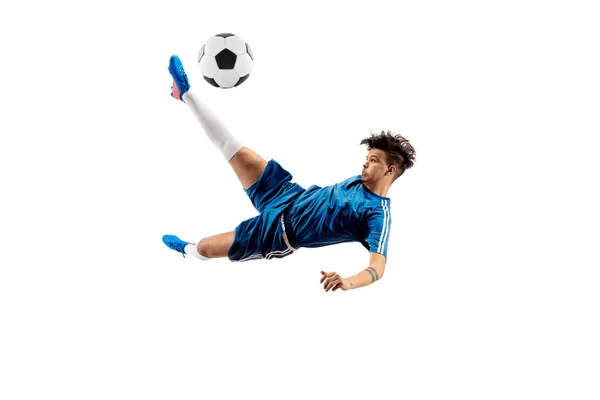 Мальчик с футбольным мячом делает удар ногой — стоковое фото