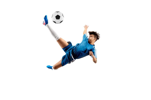 年轻的男孩用足球做飞行踢 孤立在白色 足球运动员在工作室背景运动 适合跳跃的男孩在行动 运动在比赛中 — 图库照片