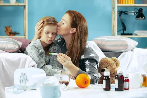 Mulher doente com filha em casa. A família doente . — Fotografia de Stock