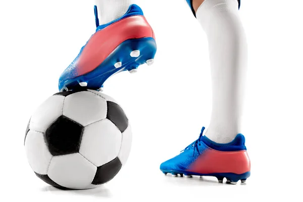 Ноги футболиста крупным планом изолированы на белом — стоковое фото