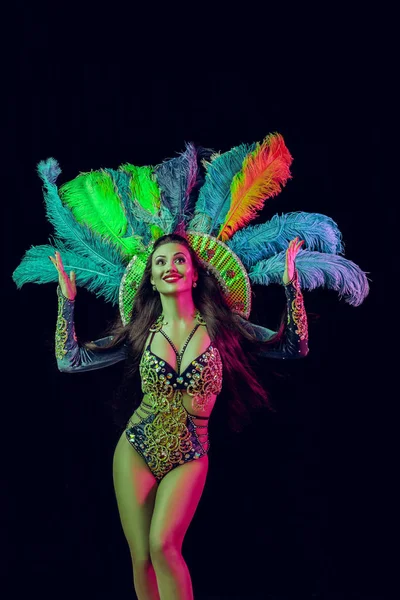 Mooie jonge vrouw in Carnaval peacock kostuum — Stockfoto