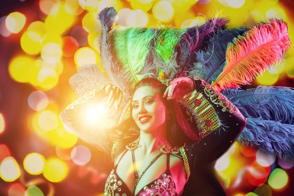 Mooie jonge vrouw in Carnaval peacock kostuum — Stockfoto