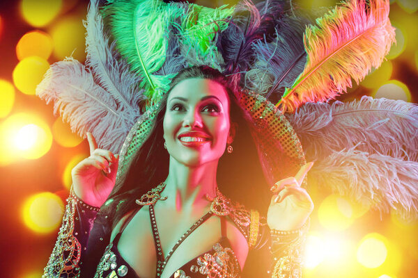 Красивая молодая женщина в костюме павлина
