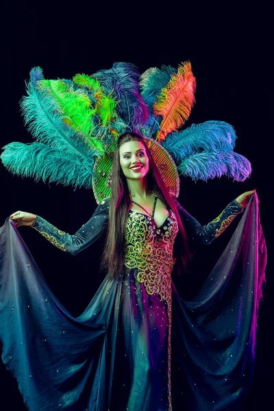 Wanita muda yang cantik dalam kostum karnaval merak — Stok Foto