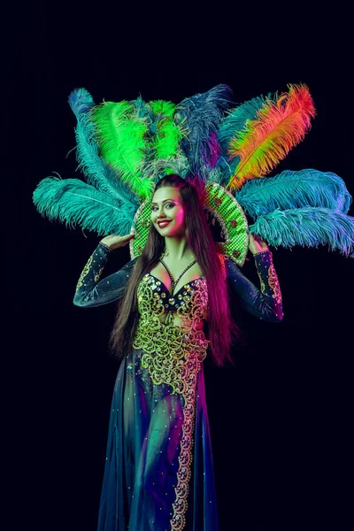 Mulher bonita em traje de pavão de carnaval — Fotografia de Stock