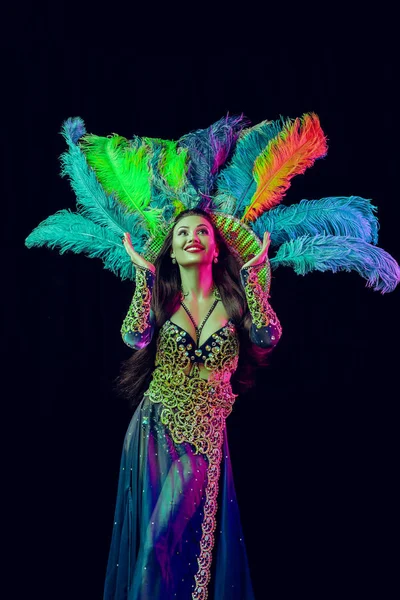 Bella giovane donna in costume da pavone di carnevale — Foto Stock