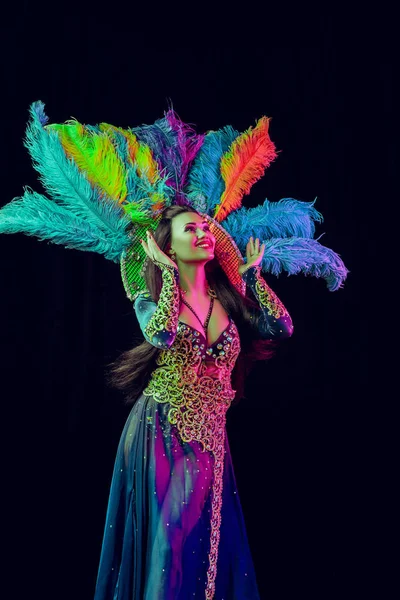 Hermosa joven en traje de pavo real de carnaval — Foto de Stock