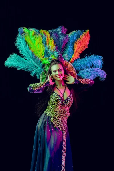 Mulher bonita em traje de pavão de carnaval — Fotografia de Stock