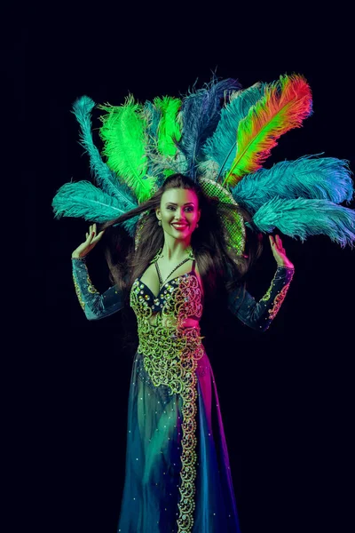 Bella giovane donna in costume da pavone di carnevale — Foto Stock