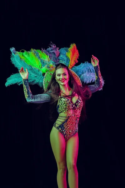 Mulher bonita em traje de pavão de carnaval — Fotografia de Stock