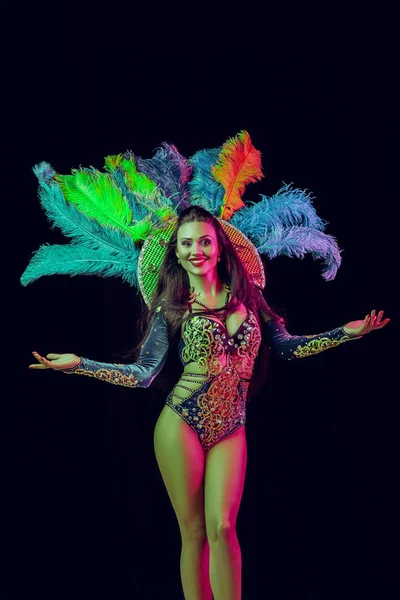 Mulher bonita em traje de pavão de carnaval — Fotografia de Stock