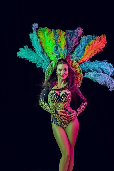 Mooie jonge vrouw in Carnaval peacock kostuum — Stockfoto