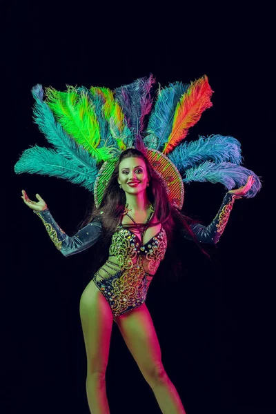Schöne junge Frau im Karneval Pfauenkostüm — Stockfoto