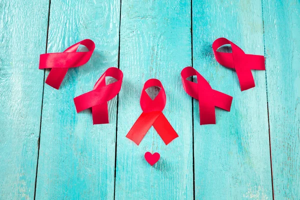 Помощь в осознании знака красной ленты. Всемирный день борьбы со СПИДом . — стоковое фото