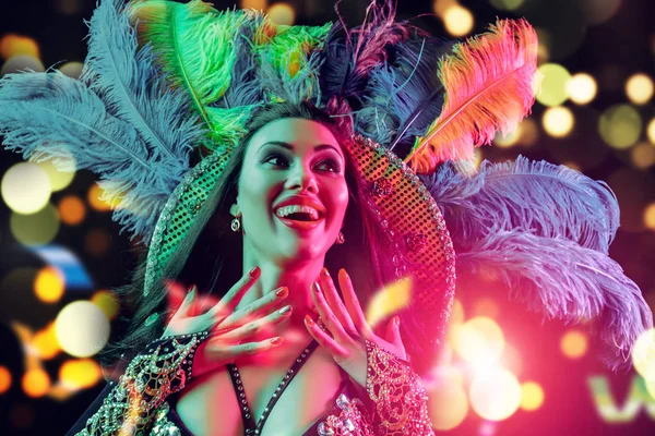 Hermosa joven en traje de pavo real de carnaval — Foto de Stock