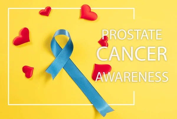 Cinta azul simbólica de la campaña de concienciación sobre el cáncer de próstata y la salud de los hombres en noviembre — Foto de Stock
