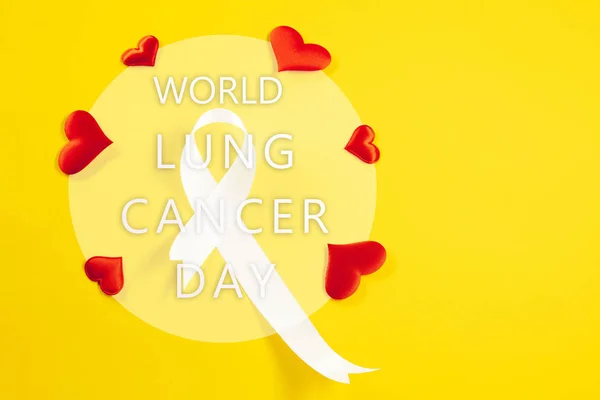 Стрічка раку легенів, біла стрічка, символ боротьби з раком легенів — стокове фото