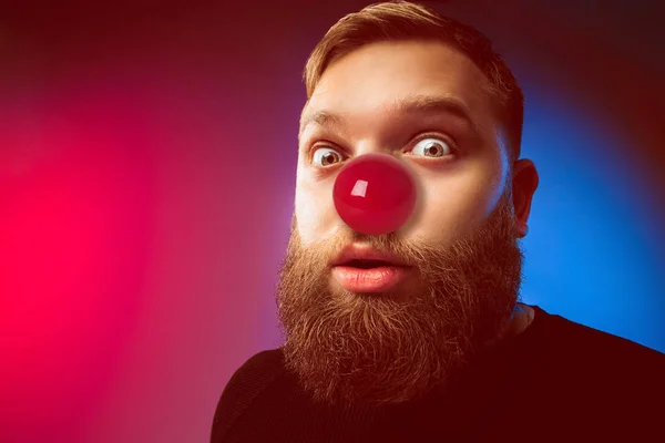 Homme Heureux Surpris Souriant Jour Nez Rouge Clown Amusant Fête — Photo