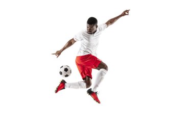 Afro-Amerikan futbol futbolcu beyaz stüdyo arka plan üzerinde izole hareket. Adam eylem, atlama, hareket oyun atlama uygun.