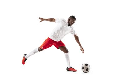Beyaz arka plan üzerinde izole Afrika futbol futbolcu