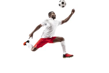 Beyaz arka plan üzerinde izole Afrika futbol futbolcu