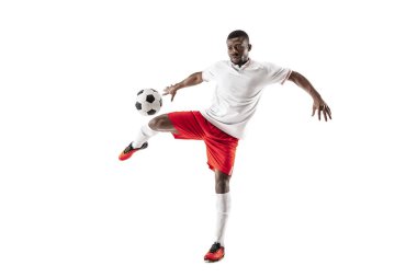 Beyaz arka plan üzerinde izole Afrika futbol futbolcu