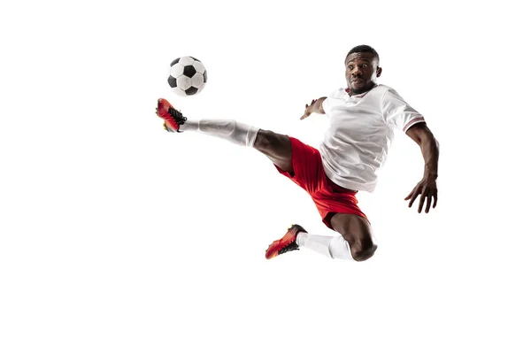 Jogador profissional de futebol africano isolado em fundo branco — Fotografia de Stock