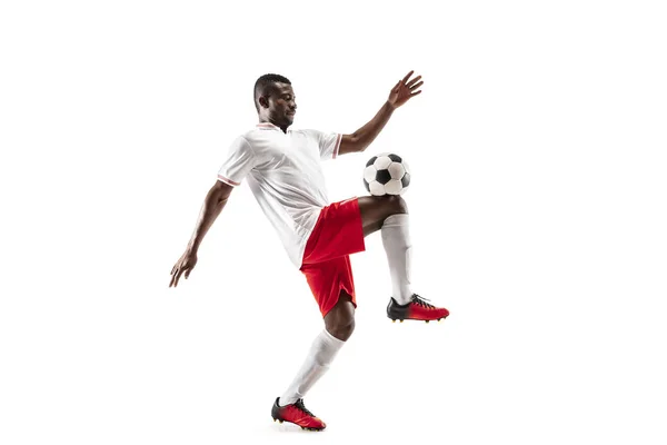 Jogador profissional de futebol africano isolado em fundo branco — Fotografia de Stock