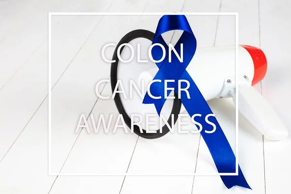 Cartel de concientización sobre cáncer de colon. Cinta azul hecha de puntos sobre fondo blanco. Concepto médico . — Foto de Stock