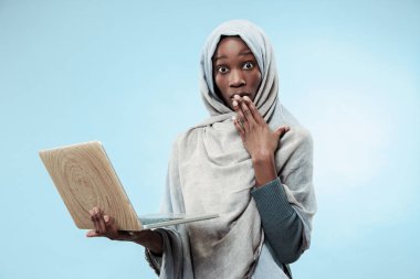 Portre, kadın Üniversitesi öğrenci çalışma üstünde laptop