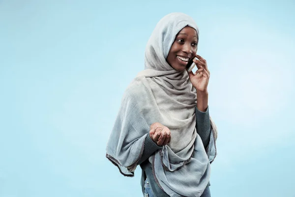 La bella giovane ragazza musulmana nera vestita di hijab grigio, con un sorriso felice sul viso . — Foto Stock