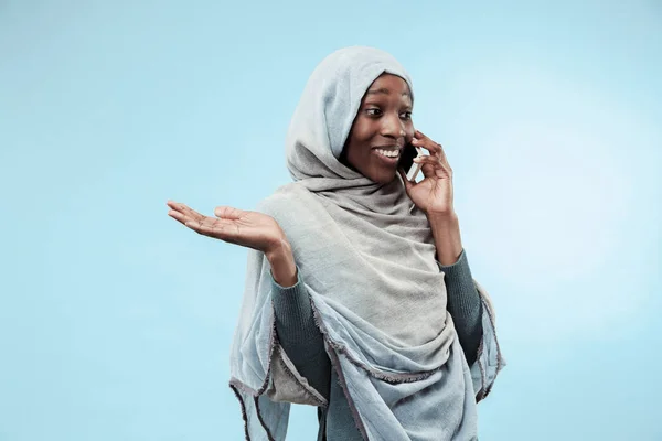 Vackra unga svarta muslimska flickan bär grå hijab, med ett glatt leende på hennes ansikte. — Stockfoto
