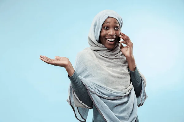 Das schöne junge schwarze muslimische Mädchen trägt grauen Hijab, mit einem glücklichen Lächeln im Gesicht. — Stockfoto