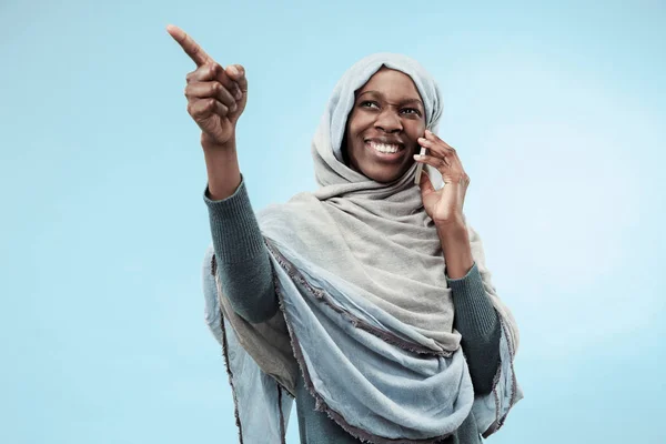 La bella giovane ragazza musulmana nera vestita di hijab grigio, con un sorriso felice sul viso . — Foto Stock