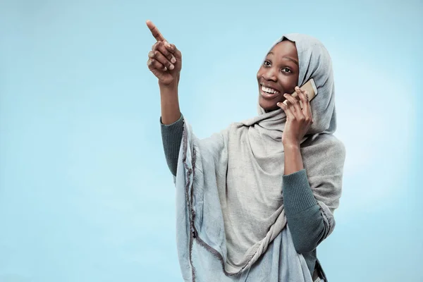 La hermosa joven musulmana negra vistiendo hijab gris, con una sonrisa feliz en su cara . —  Fotos de Stock