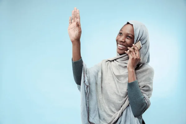 De mooie zwarte moslim meisje dragen van grijze hijab, met een tevreden glimlach op haar gezicht. — Stockfoto