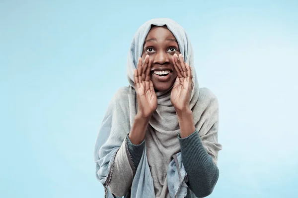 Isolerad på blå unga africasual kvinna skrika på studio — Stockfoto