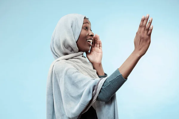 Isolato su blu giovane donna africana urlando in studio — Foto Stock