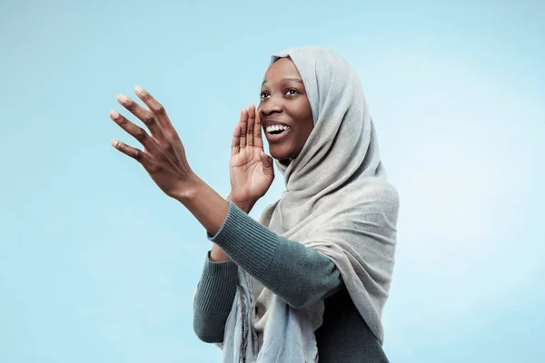 Mavi genç africasual kadın stüdyoda bağırarak izole — Stok fotoğraf