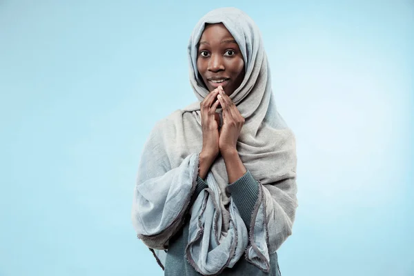 Das schöne junge schwarze muslimische Mädchen trägt grauen Hijab, mit einem glücklichen Lächeln im Gesicht. — Stockfoto