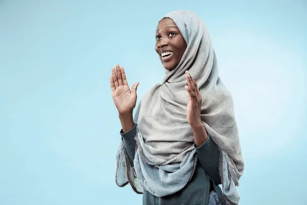 La belle jeune fille musulmane noire portant le hijab gris, avec un sourire heureux sur son visage . — Photo