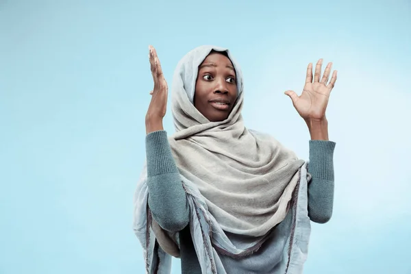 La hermosa joven musulmana negra vistiendo hijab gris, con una sonrisa feliz en su cara . —  Fotos de Stock