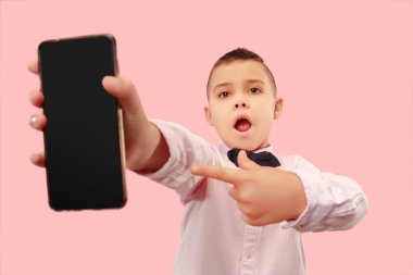 Kapalı boş smartphone tutan çekici genç çocuk portresi