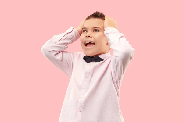 A fiatal, vonzó tini fiú keresi meglepett elszigetelt rózsaszín — Stock Fotó
