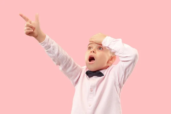 Привлекательный Мужской Полудлинный Фронтальный Портрет Розовой Студии Молодой Эмоционально Удивленный — стоковое фото