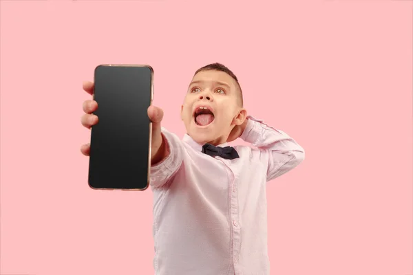 Portrait intérieur d'un jeune garçon attrayant tenant un smartphone vierge — Photo