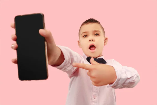 Innenporträt eines attraktiven Jungen mit leerem Smartphone — Stockfoto