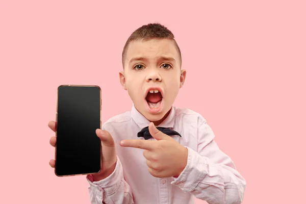 Innenporträt eines attraktiven Jungen mit leerem Smartphone — Stockfoto