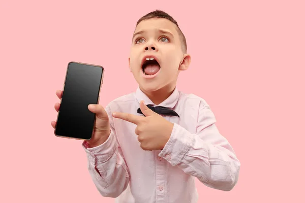 Retrato interior de un joven atractivo sosteniendo un teléfono inteligente en blanco — Foto de Stock